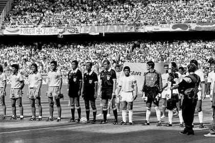 Hubo 61.381 espectadores en el estadio de Juventus, en una tarde calurosa de domingo; el francés Joel Quiniou, de desempeño regular, fue el árbitro.