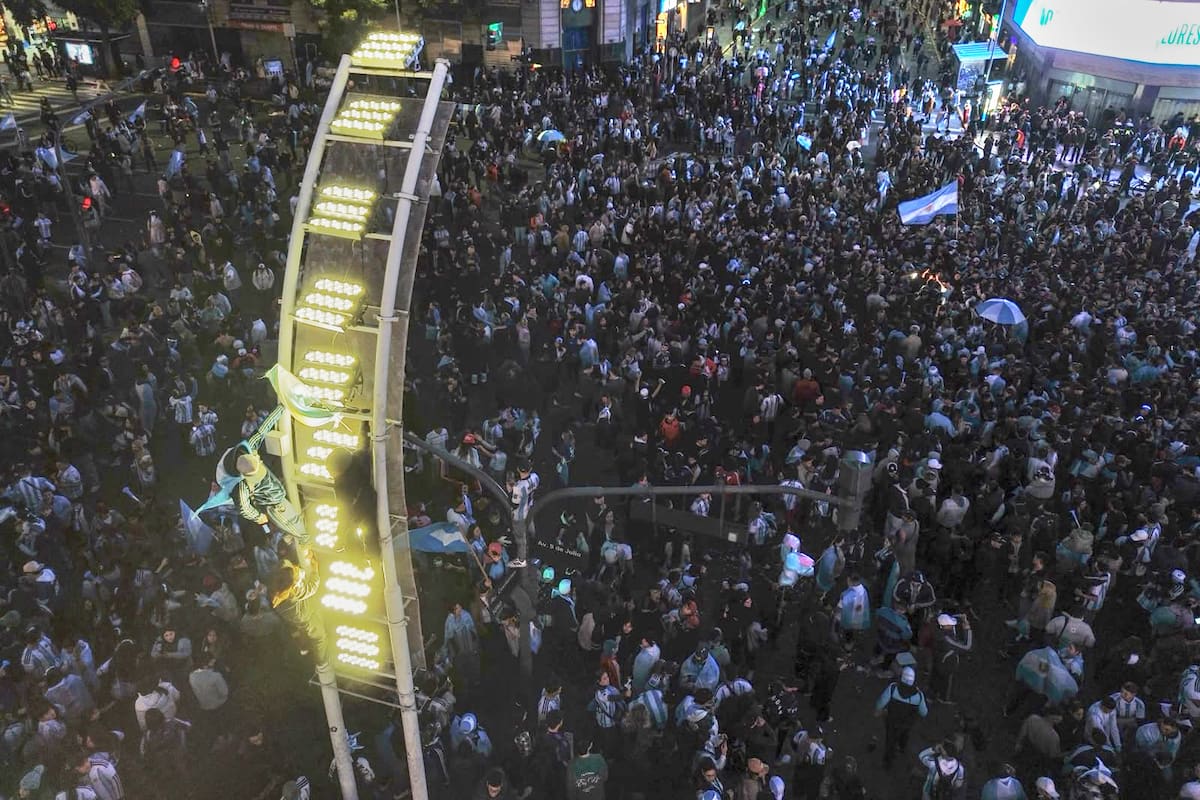 Hubo corridas y botellazos en el Obelisco durante los festejos por la victoria de la Argentina