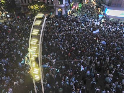 Hubo corridas y botellazos en el Obelisco durante los festejos por la victoria de la Argentina