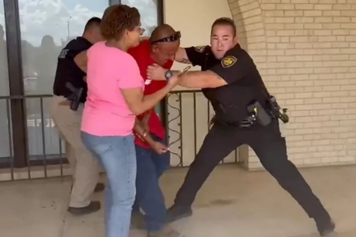 Hubo enfrentamientos entre la policía y los padres de familia, algunos de los cuales fueron arrestados, en los predios de la escuela