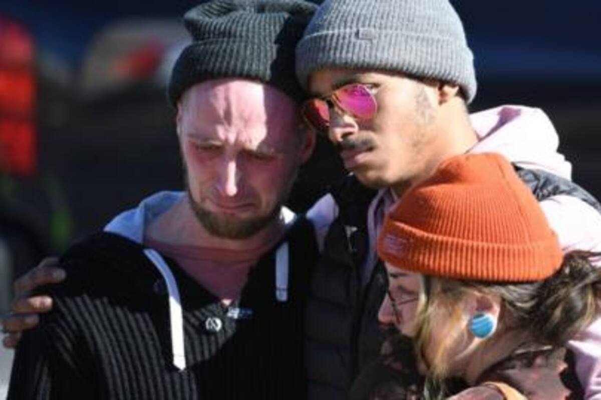 Hubo escenas de conmoción fuera de la discoteca el domingo, cuando los dolientes se reunieron para depositar flores para las víctimas.