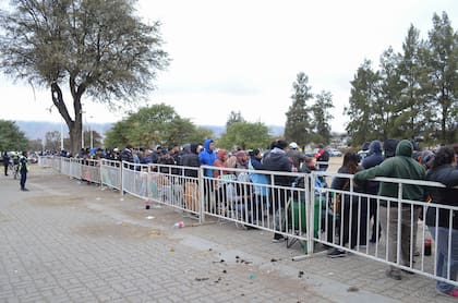 Hubo gente que acampó para acceder a las localidades y poder ver a Boca en Salta