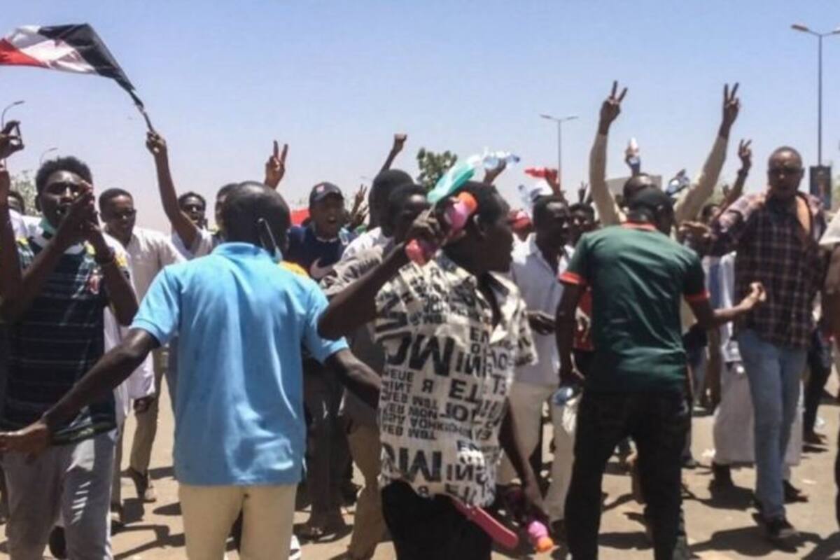 Hubo grandes protestas callejeras que pedían el fin del gobierno de presidente Omar al-Bashir de casi tres décadas.
