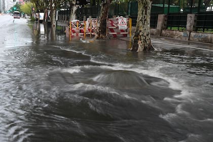 Hubo inundaciones en calles de distintos barrios, entre ellos, la avenida Libertador a la altura de Núñez