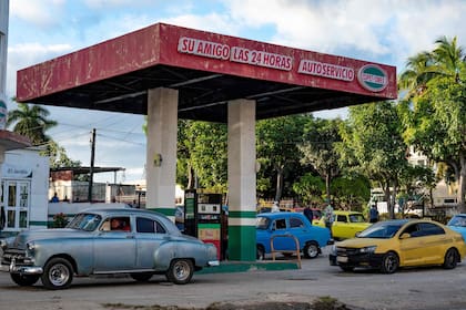Hubo largas filas de autos en La Habana para cargar combustible antes de una sideral suba de su precio