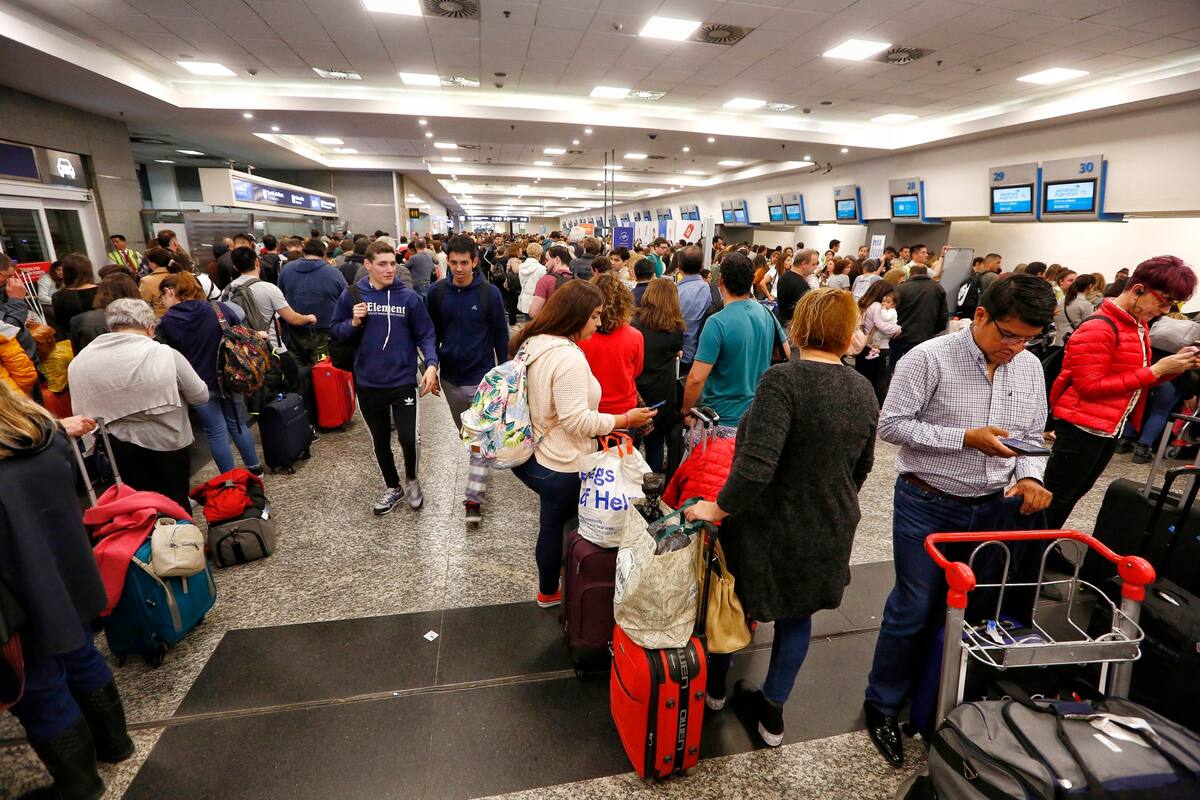 Hubo largas filas en Aeroparque por las cancelaciones y reprogramaciones de vuelos