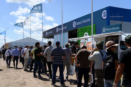 Hubo largas filas en el stand del banco