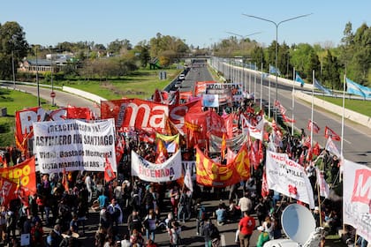 Hubo momentos de tensión, pero sin choques entre las fuerzas policiales y los manifestantes, que buscaban diferenciarse del paro general sin movilización decidido por la CGT