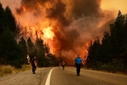 Hubo momentos en que el fuego en El Hoyo llegó hasta la ruta y complicó el desplazamiento de las brigadas dedicadas a controlar y apagar el incendio