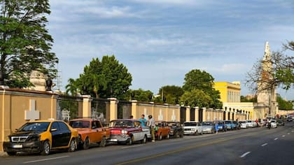 Hubo momentos en que las colas para llenar el depósito de un auto en Cuba duraron horas