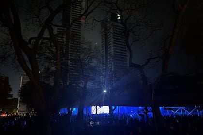 Hubo un apagón cerca de las 21 y todo quedó a oscuras, menos la manzana de Malba donde la música siguió sonando