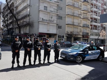 Hubo un importante operativo policial en torno a la dependencia donde se presentaron los oficiales investigados