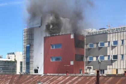 Hubo un principio de incendio a la altura del quinto piso en el nuevo edificio, aún en obra, del Hospital Italiano, en la sede de Almagro
