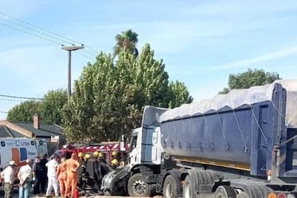 Hubo un tercer vehículo involucrado con cinco ocupantes que resultaron ilesos