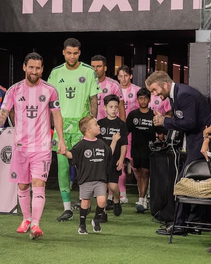 Huddy ingresó a la cancha con Messi y David Beckham celebró el momento (Foto: Instagram @davidbeckham)