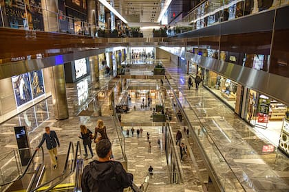The Shops and Restaurants at Hudson Yards, un centro comercial de siete pisos, abrió sus puertas en 2019 como una pieza central del desarrollo y contó con muchos minoristas de alta gama.