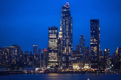 De noche, el 30 Hudson Yards resalta en el paisaje urbano con su silueta iluminada y sus 387 metros de altura