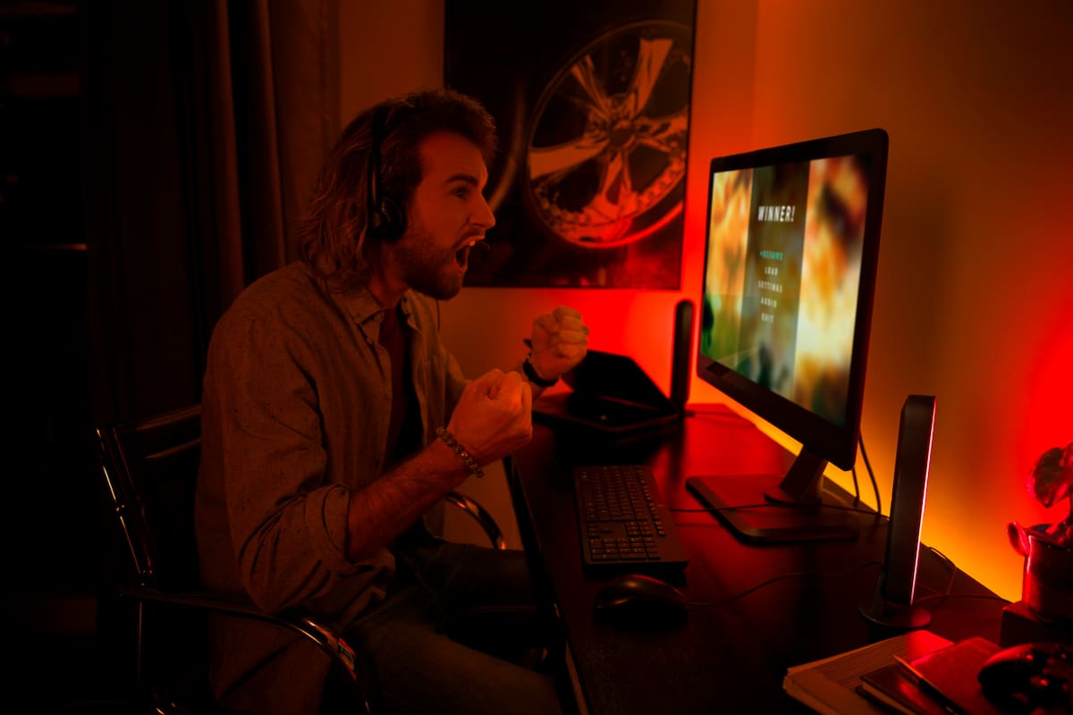 Hue Play se puede conectar a una PC para sincronizar su color con el dominante en la pantalla, y así extender la atmósfera visual más allá del monitor