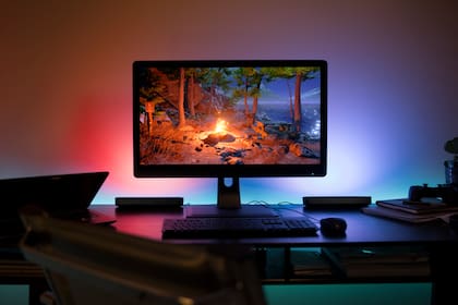 Hue Play se puede conectar a una PC para sincronizar su color con el dominante en la pantalla, y así extender la atmósfera visual más allá del monitor