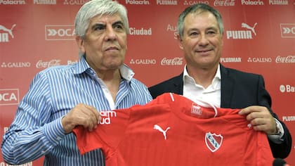 Huego Moyano y Ariel Holan en la presentación como el nuevo DT del club de Avellaneda