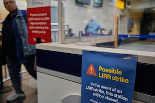 Huelga ferroviaria paraliza transporte en Long Island mientras continúan negociaciones