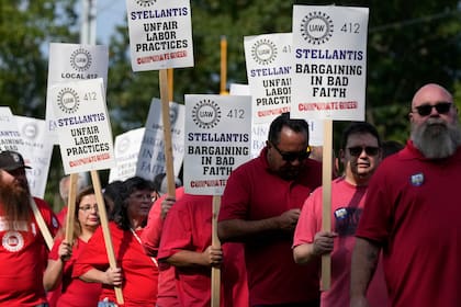 Huelguistas del sindicato United Auto Workers marchan afuera de la sede de Stellantis en Auburn Hills, Michigan, el miércoles 20 de septiembre de 2023. (AP Foto/Carlos Osorio)