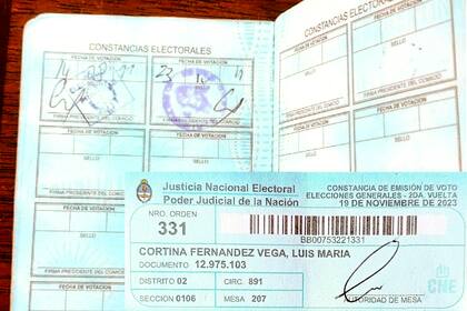 Huellas de una democracia joven, pero no tanto. El último DNI donde se asentaban las constancias de haber votado, y los actuales comprobantes en papel