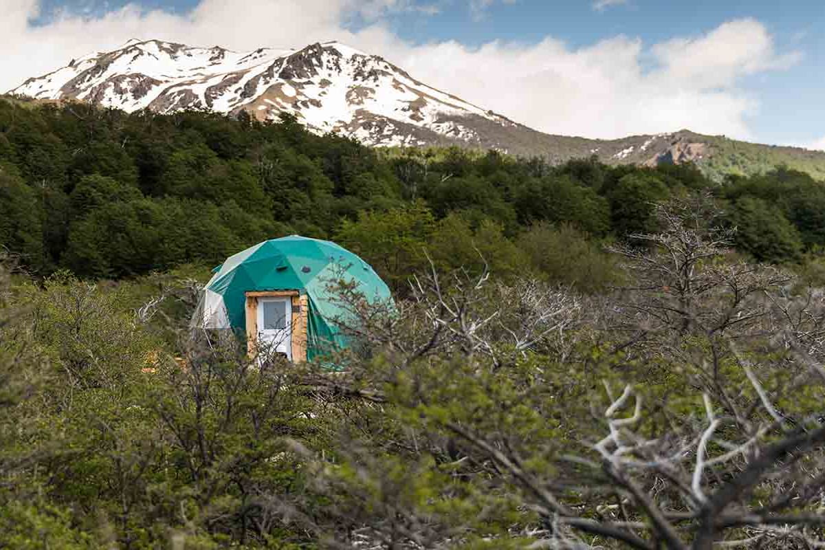 Uno de los domos de Huemules, inmersos en la naturaleza.