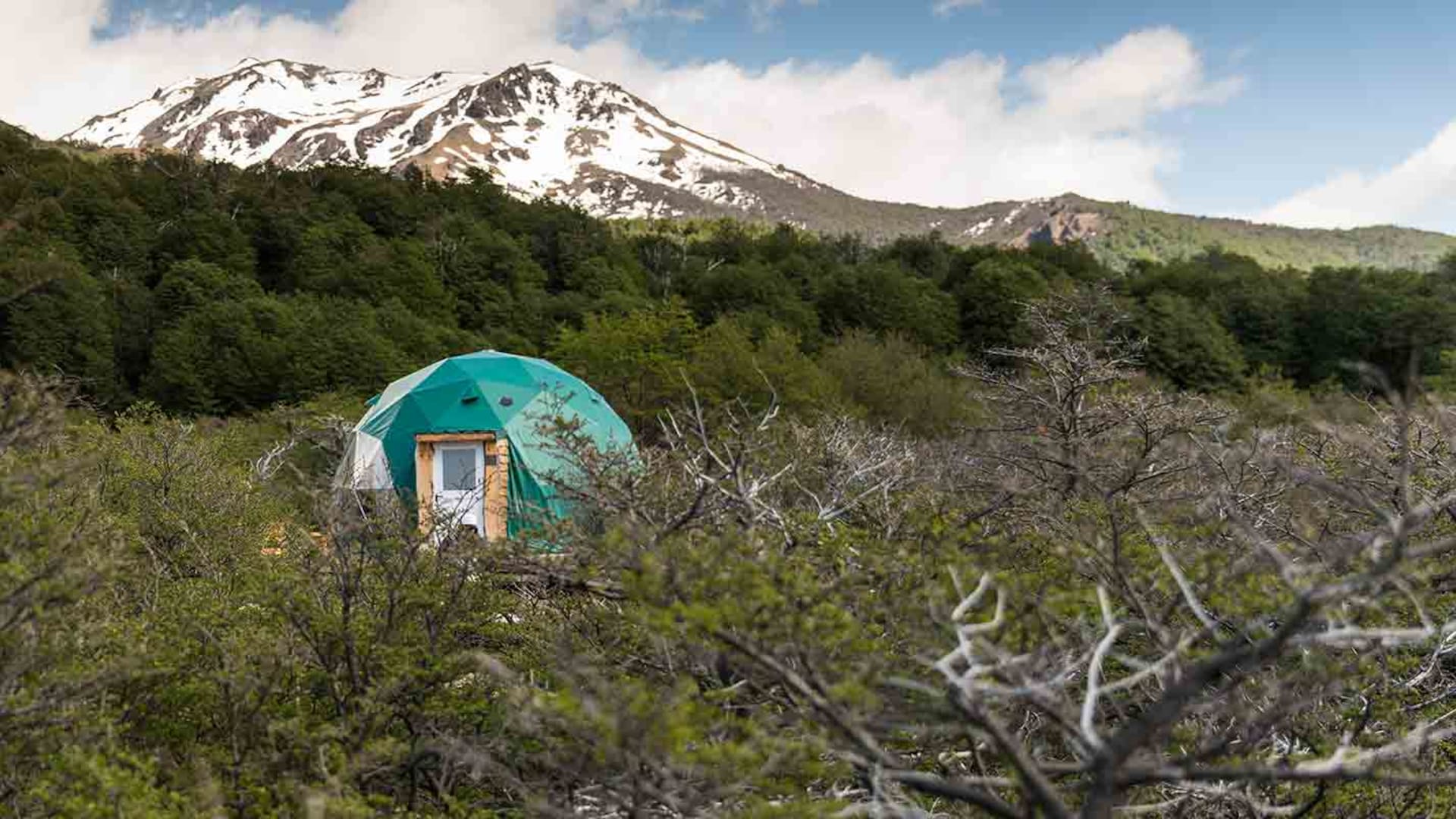 Uno de los domos de Huemules, inmersos en la naturaleza.