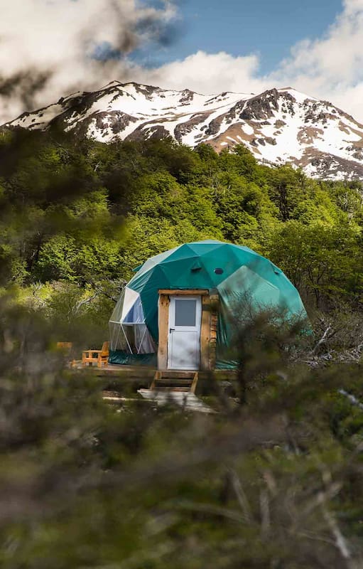 Uno de los domos de Huemules, inmersos en la naturaleza.