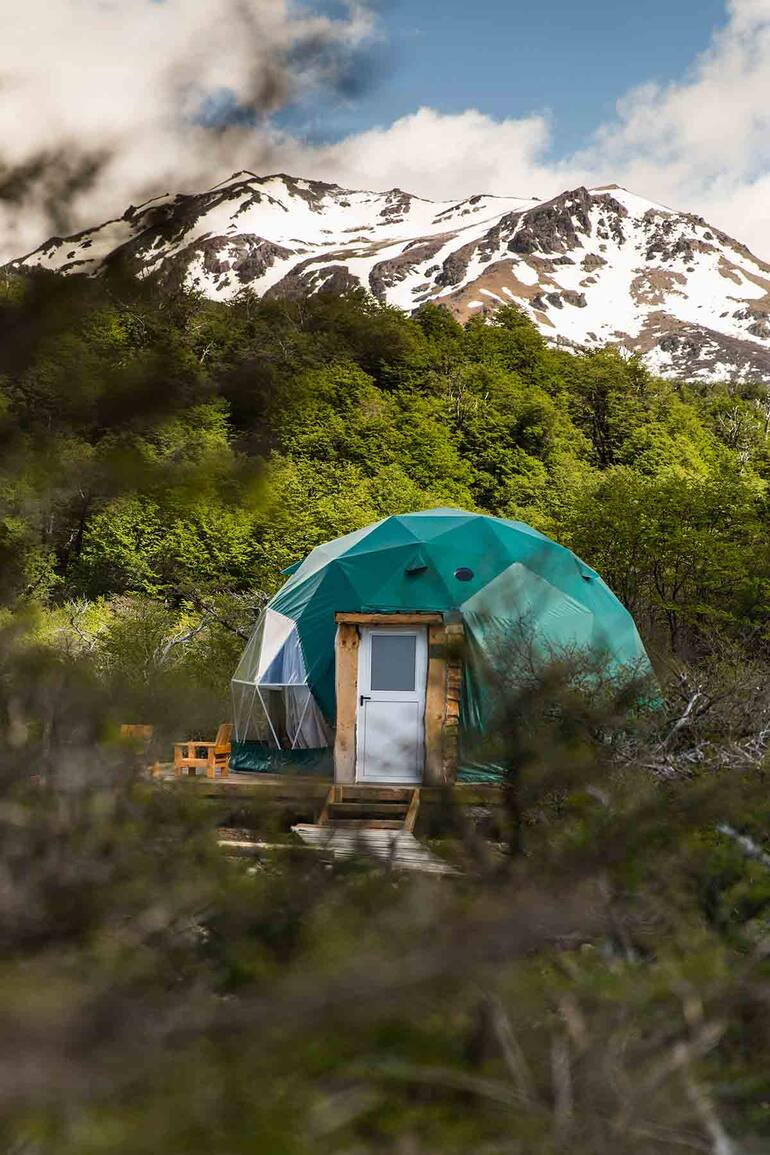 Uno de los domos de Huemules, inmersos en la naturaleza.