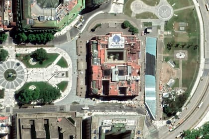 A fines de 2016, la Secretaría General de Presidencia anunció que el helipuerto del techo de la Casa Rosada, que estaba inactivo desde hacía tiempo, sería reemplazado por una huerta