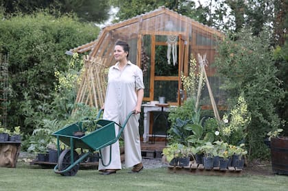 "Huerta y plantas nativas conviven de forma apasionada junto a un invernadero (invernable) que lo siento como mi gran compañero a la hora de empezar a criar semillas", relata Paula.