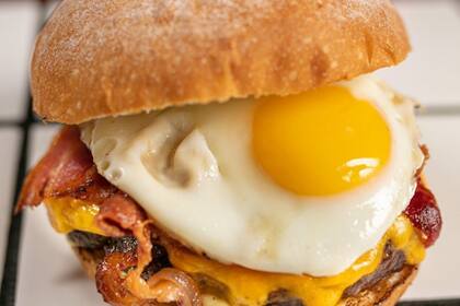 Huevo, bacon y mucho cheddar tres de los ingredientes elegidos en Wiliamsburg (Foto: Gentileza Williamsburg)