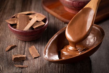 Huevo de Pascua de chocolate relleno con crema de avellanas.