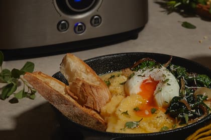 Huevo poché sobre colchón de polenta.