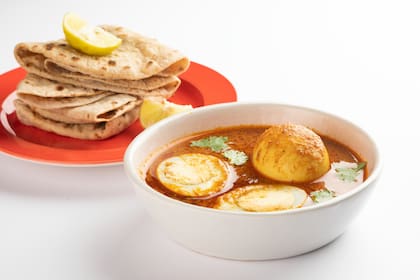 Huevos al curry con chapati.