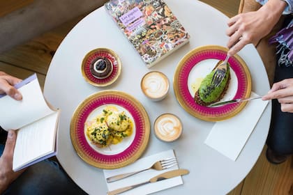 Huevos benedictinos y tostada de palta son algunos de los clásicos de Rizoma