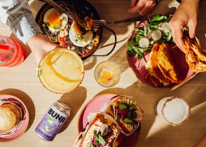 Huevos chilaquiles; ensaladas con palta y maíz tatemado; tacos, burritos y bebidas para comer en cualquier momento del día algo sencillo y sabroso