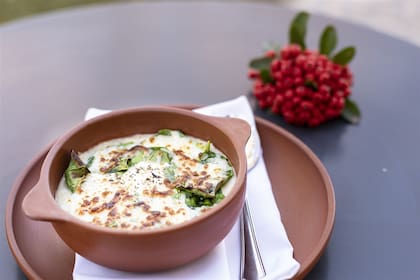 Huevos Cocotte con salsa blanca y espinacas, de Soledad Nardelli para ElGourmet.