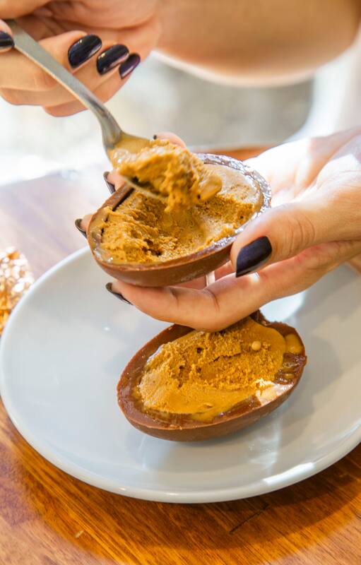 Huevos de pascua rellenos de helado.