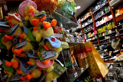 Huevos de Pascua y juguetes de peluche se exhiben en una tienda de delicatessen en Roma el 9 de abril de 2020 durante el cierre del país