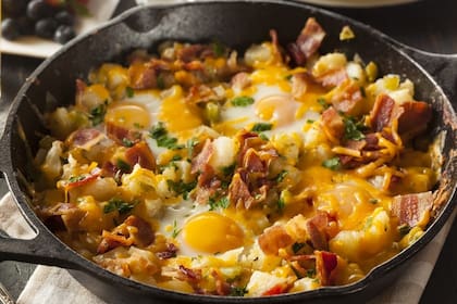 Huevos estrellados con papa y bacon