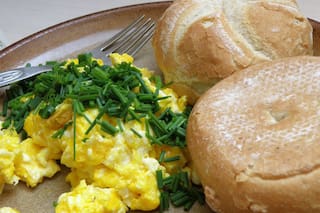 Huevos revueltos esponjosos con leche
