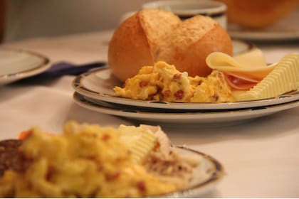 Huevos rotos con papas y jamón crudo.