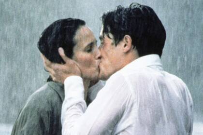 Hugh Grant y Andie Macdowell apasionados y bajo la lluvia en "Cuatro bodas y un funeral"
