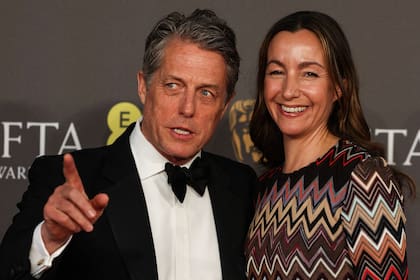 Hugh Grant y su esposa Anna Elisabet Eberstein, durante la gala de los premios BAFTA celebrada este domingo en Londres
