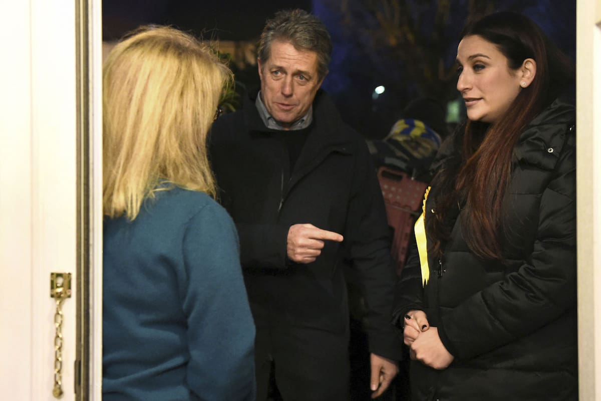 Hugh Grant y su particular manera de hacer campaña contra el Brexit, puerta a puerta