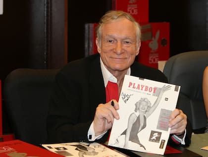 Hugh Hefner, con la portada de Playboy
