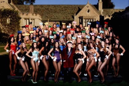 Hugh Hefner y sus conejitas en el frente de la mansión Playboy